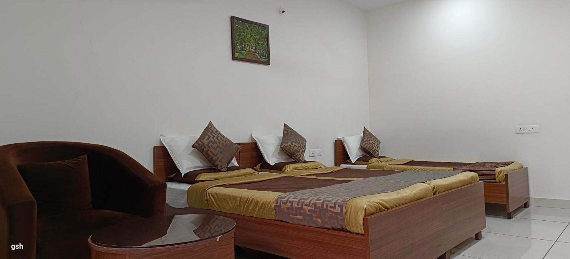 Sugamya Corner Guesthouse Мисор Стая снимка